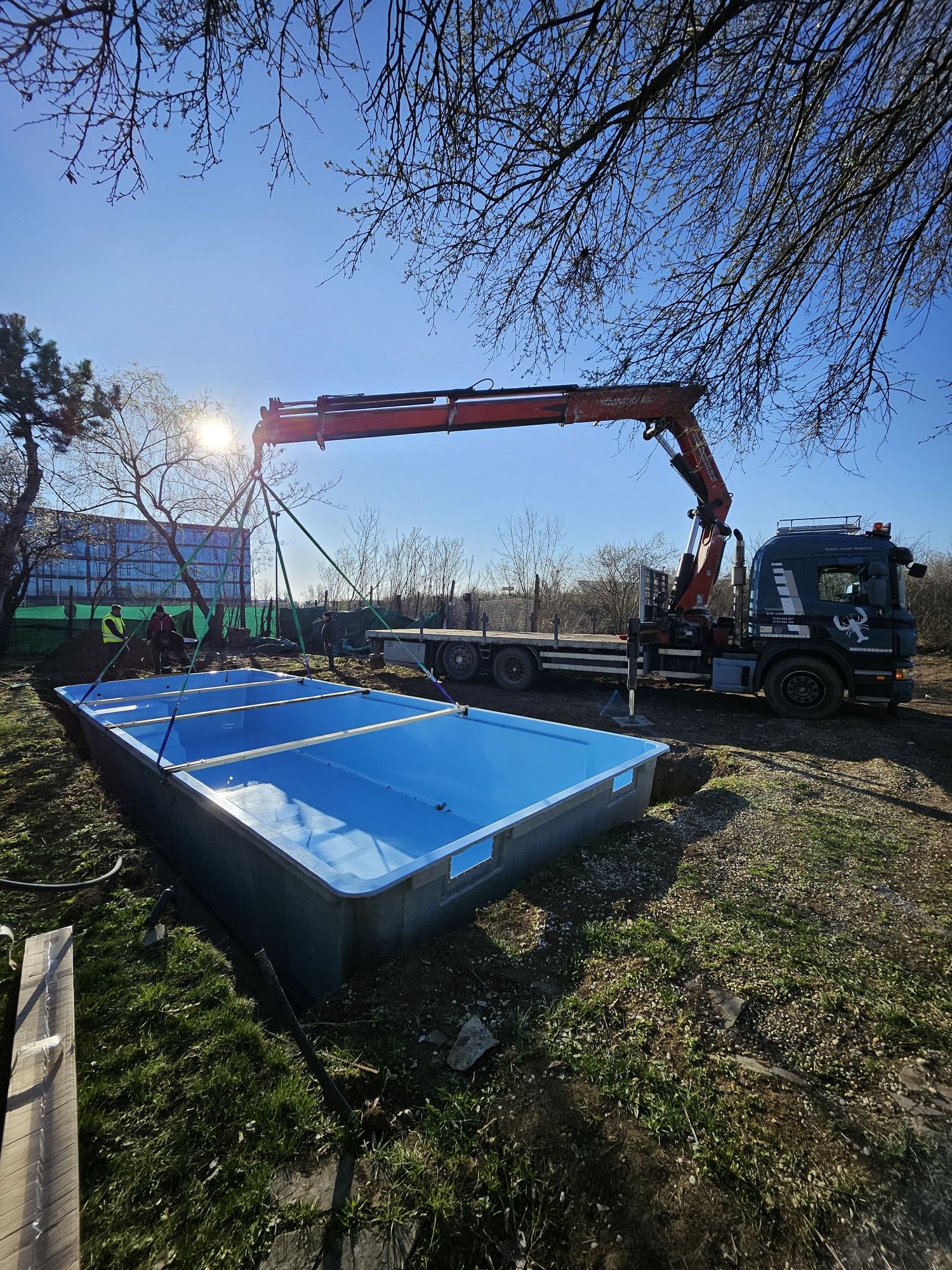 Inchiriere Camion cu Macara Transport Containere Utilaje Nacele CNC