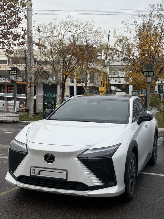Lexus RZ 450e direkt 4