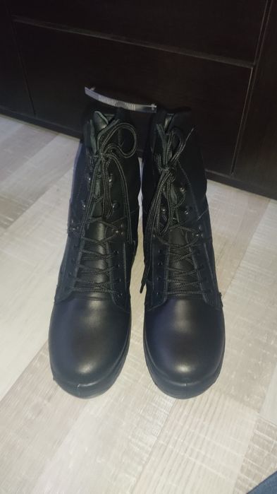 Кубинки от естествена кожа, с надпис Полиция на езика, 43 номер - нови