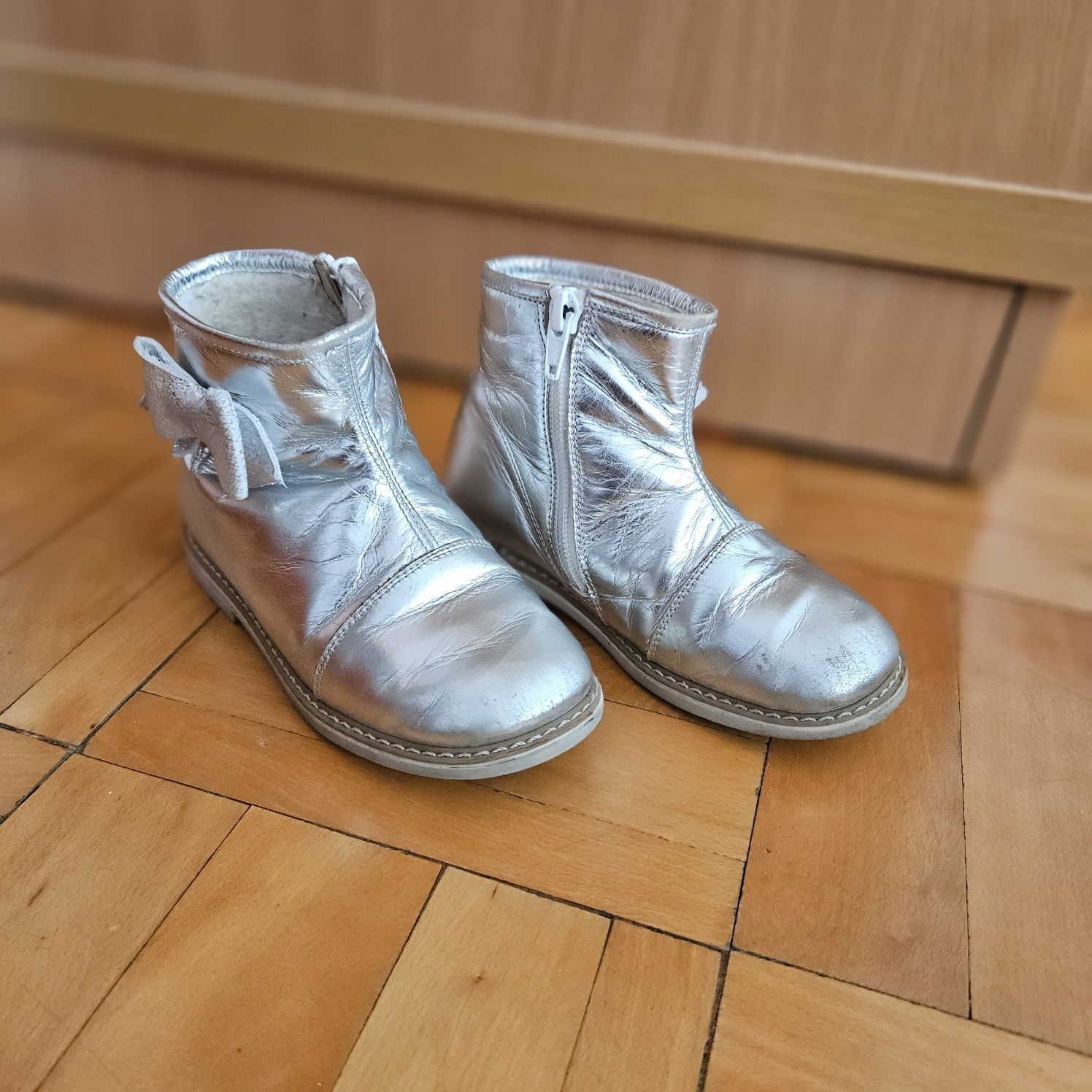 Ghete piele argintii Baby Avus