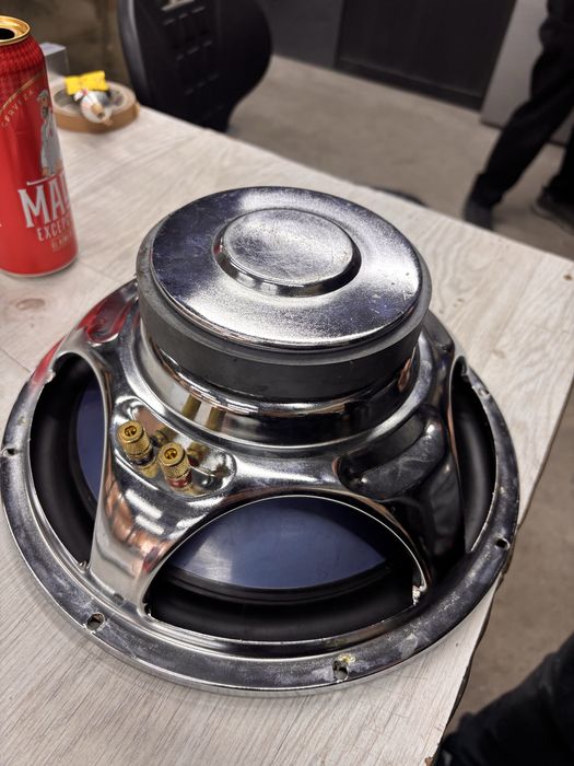 Продавам два говорителя – 12 инча, 4 ома.