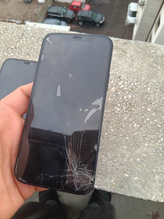 2 бр iphone 12  отключени за части