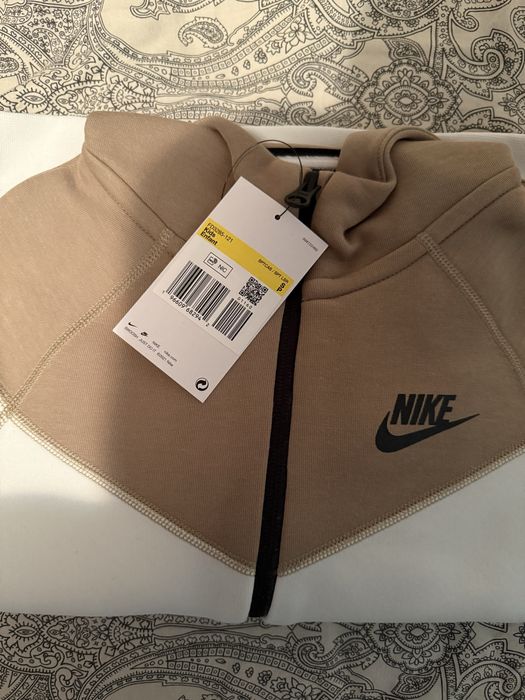 Чисто нов детски суитшърт Nike tech fleece размер “S”