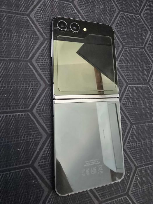 Samsung Galaxy Z Flip 5 – 256 GB, cu husă originală, stare foarte bună