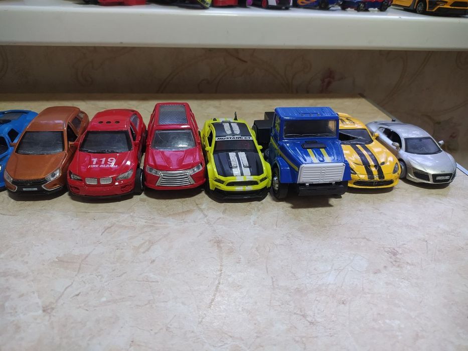 Продам железные машинки разных размеров 
Состояние хорошее , все езди