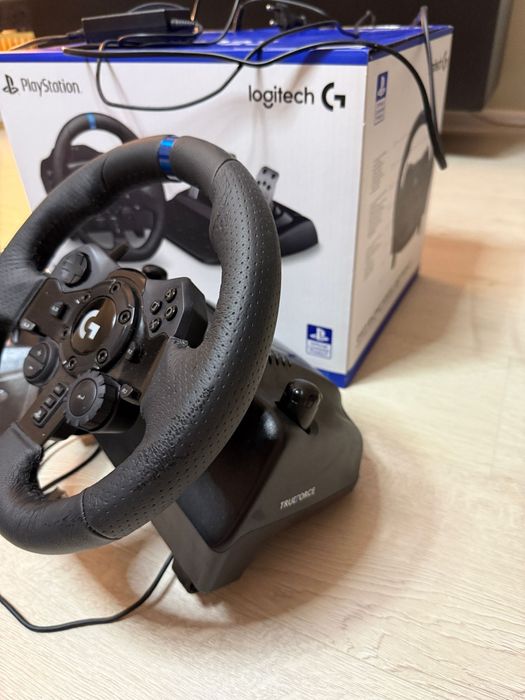 Volan Logitech G923 Trueforce pentru PS5, PS4 and Pc