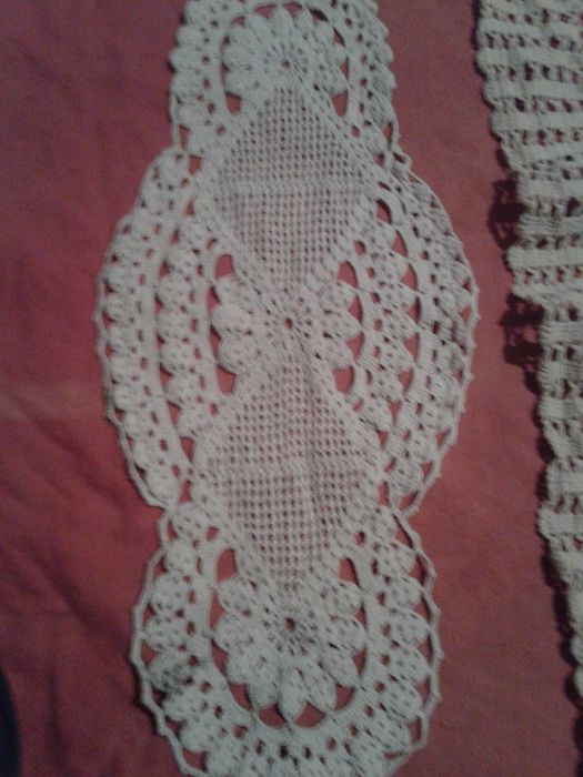 Две плетени дантелени покривки и плетен шал с бонус: куки за плетене.