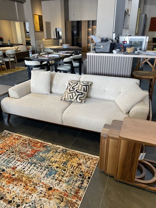 Продавам нов бял диван