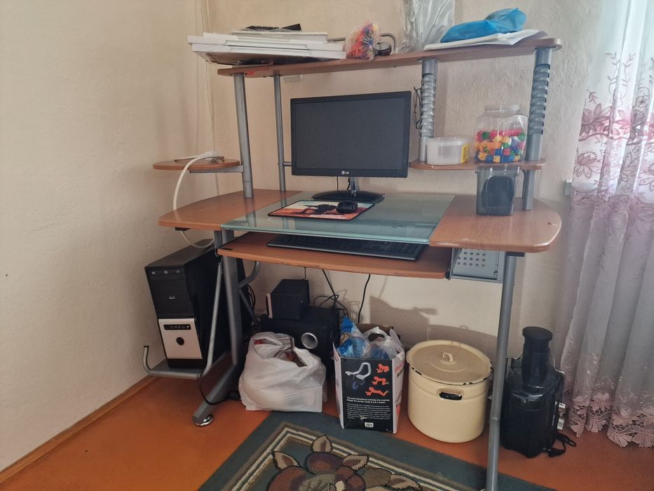 Компьютер со столом и креслом