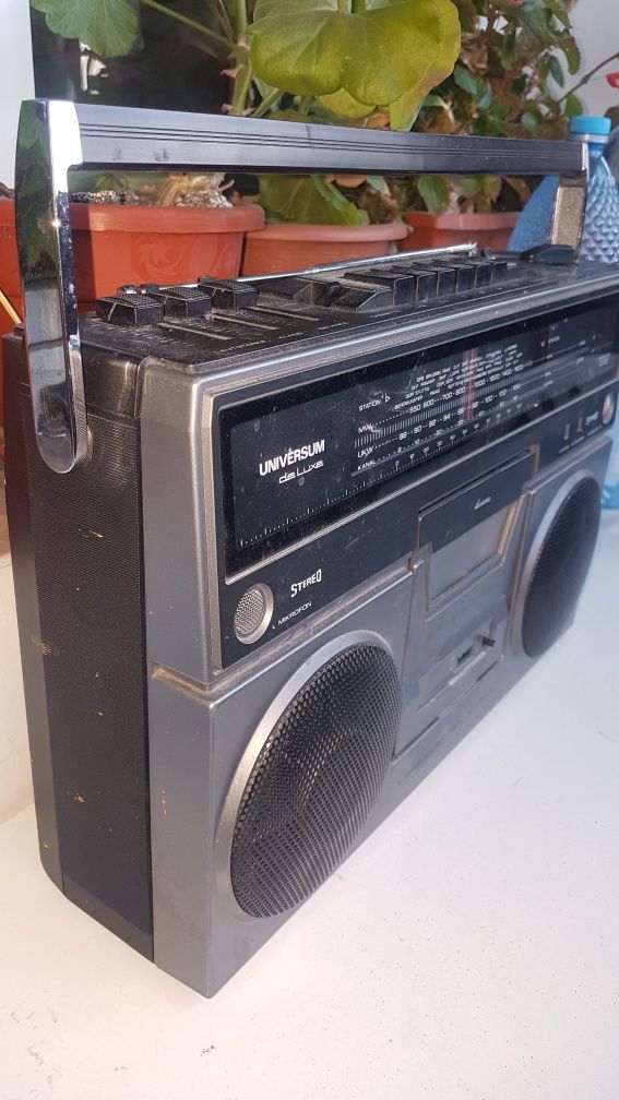 Radio casetofon Japonez  Sankei TCR S90 si Universum CTR 2303