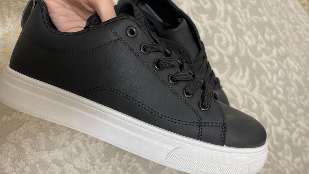 продам новые кроссовки