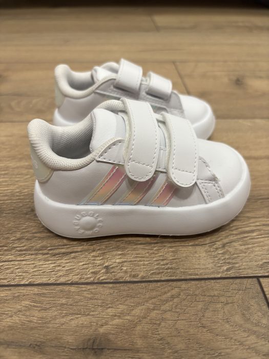 Нови бебешки обувки Adidas, 20 номер