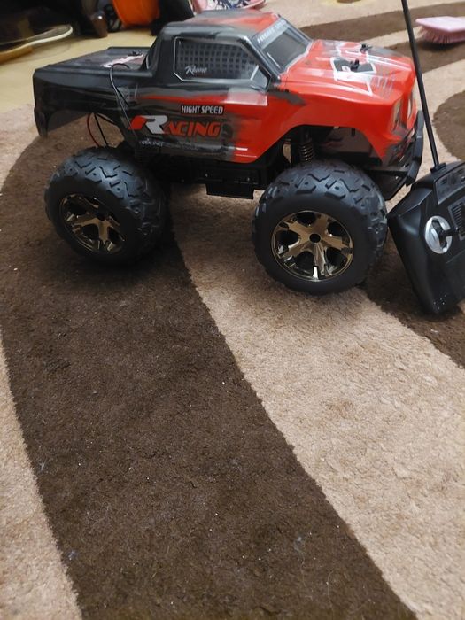 Vând mașină pe telecomanda