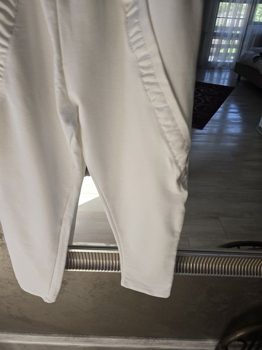 Set pantaloni conici, 3/4, cu talie înaltă, top, din voal și detalii d