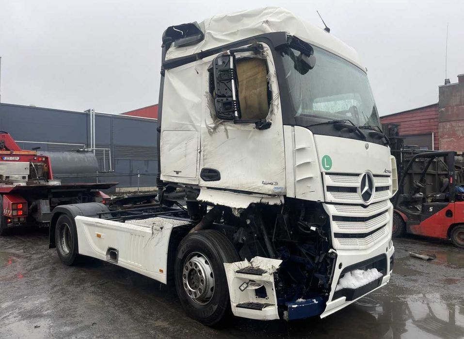 Dezmembrez camion MERCEDES BENZ ACTROS MP4 1842 - piese camioane