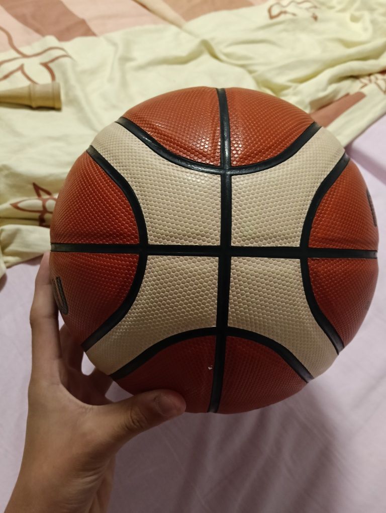 Vând minge molten fiba de basket