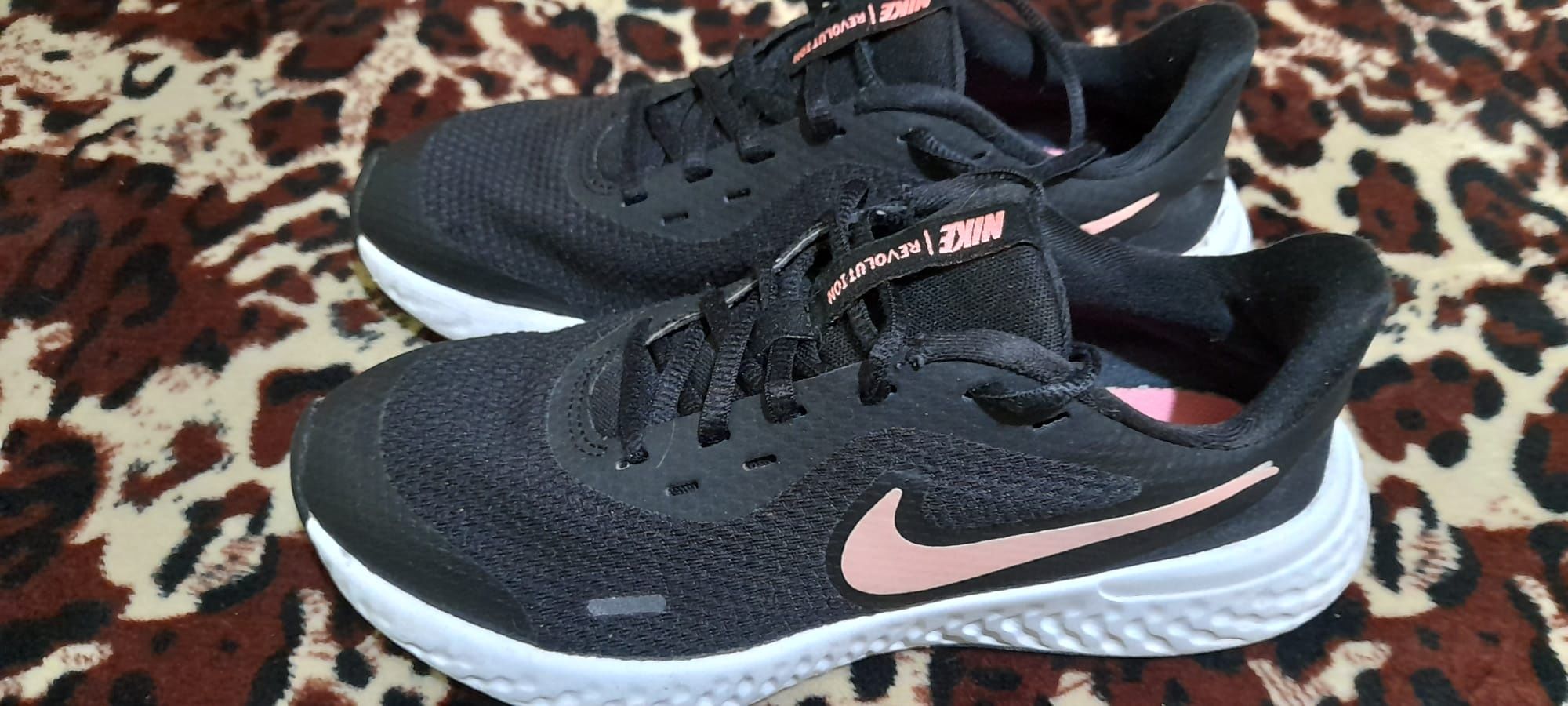 Vând urgent adidasi nike nr38