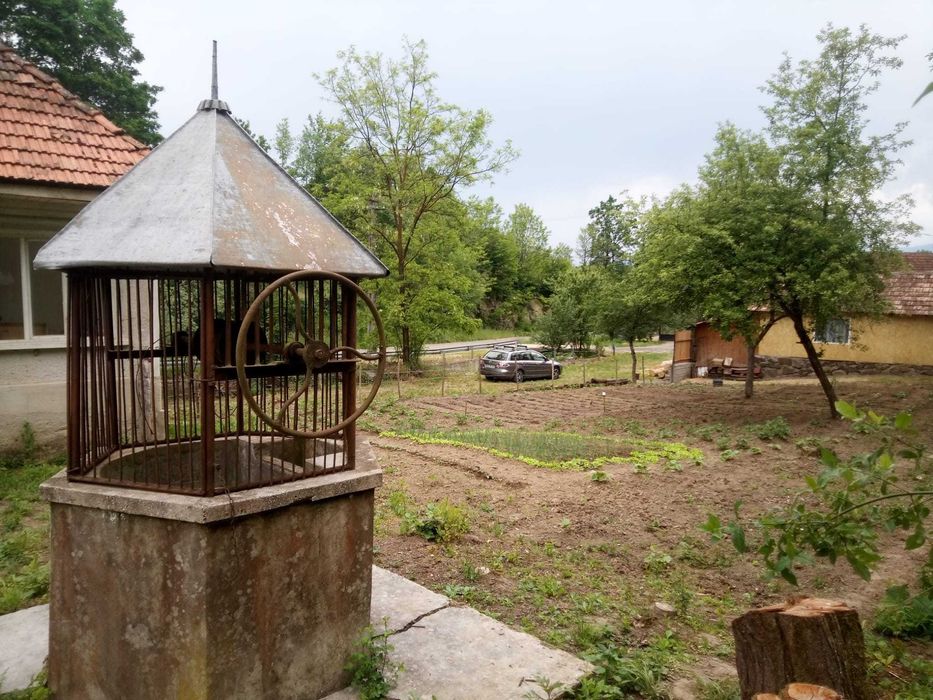 Sura cu casa 2700m patrati zona turistica