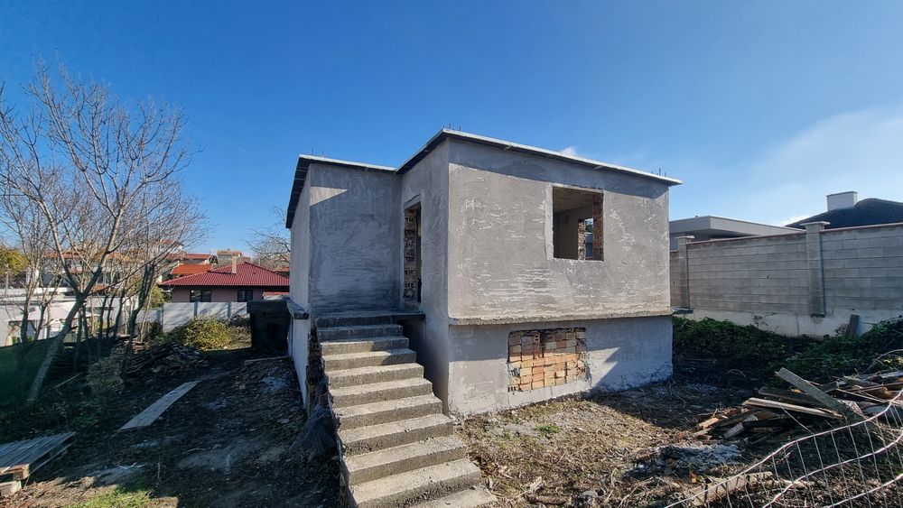 Продавам дворно място 558кв.м. с тухлена къща на 2 етажа