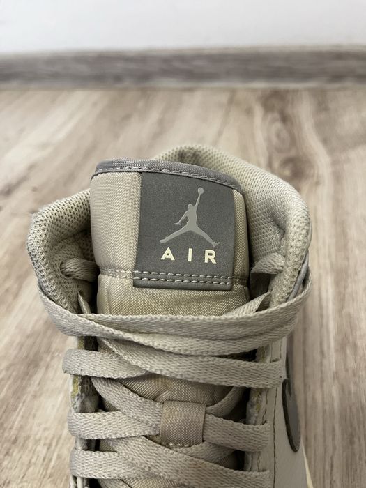 Air Jordan Retro 1 Mid Light Bone Grey