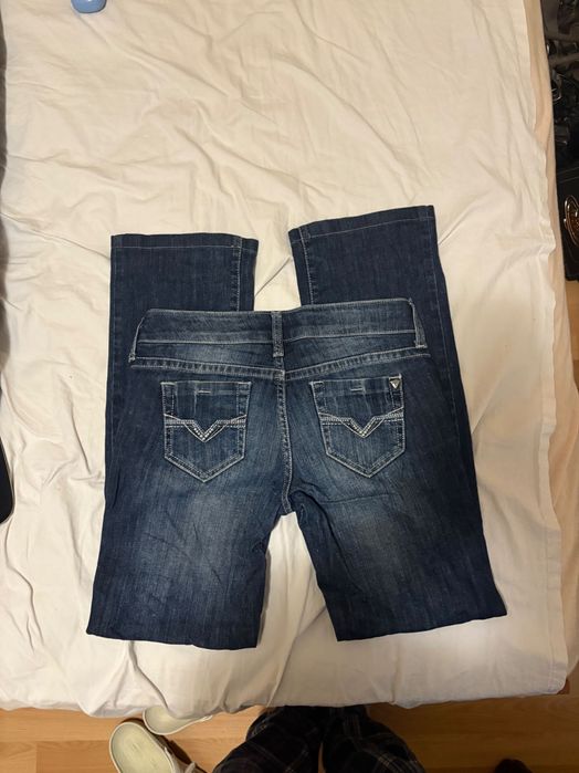 2000’s дамски дънки GUESS със ниска талия.