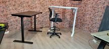 Showrom birouri reglabile electric pe inaltime, standard sau custom