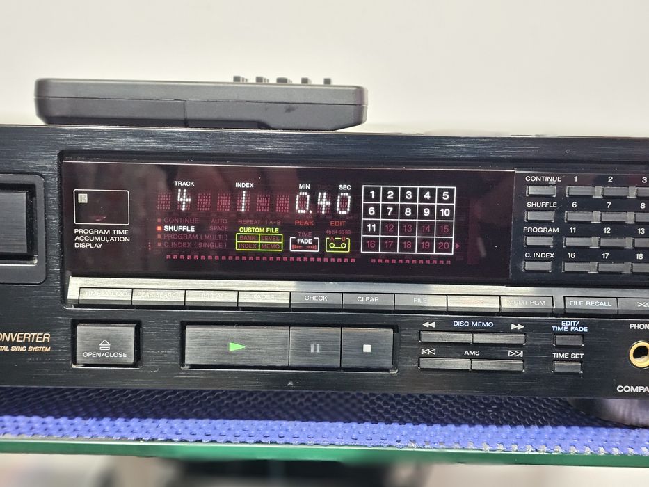 Cd player Sony CDP-990 cu telecomanda 4D/A eșalonat pe 16fs45 de biți.
