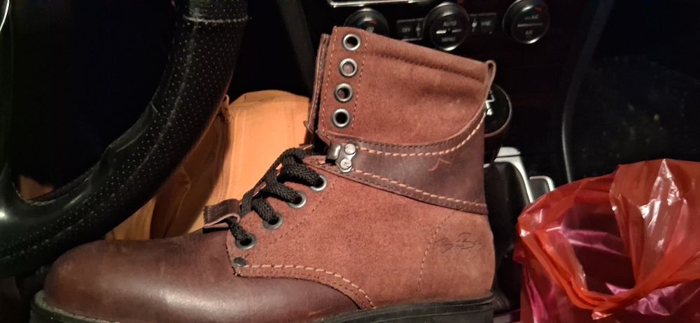 Bocanci    din     piele