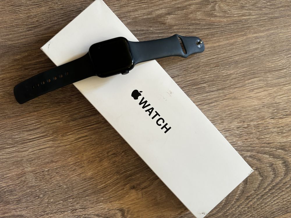 Продам Apple Watch Se