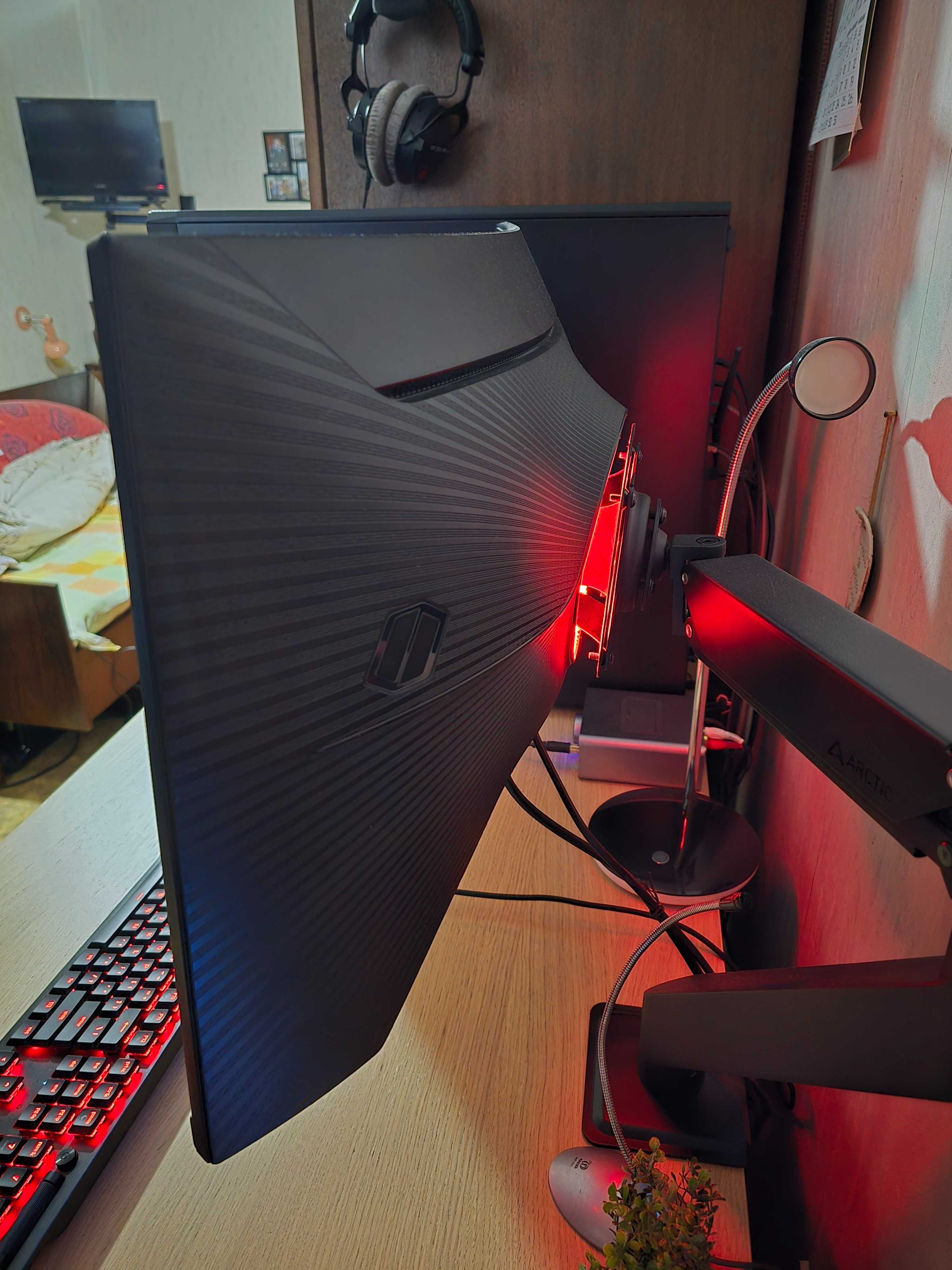 Продавам монитор Samsung Odyssey G7 27", VA панел, 240Hz, 1440p