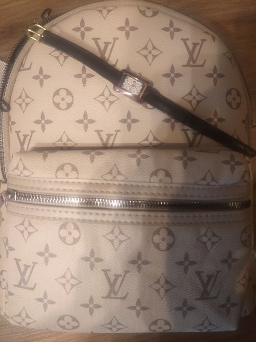 Раница и часовник louis vuitton