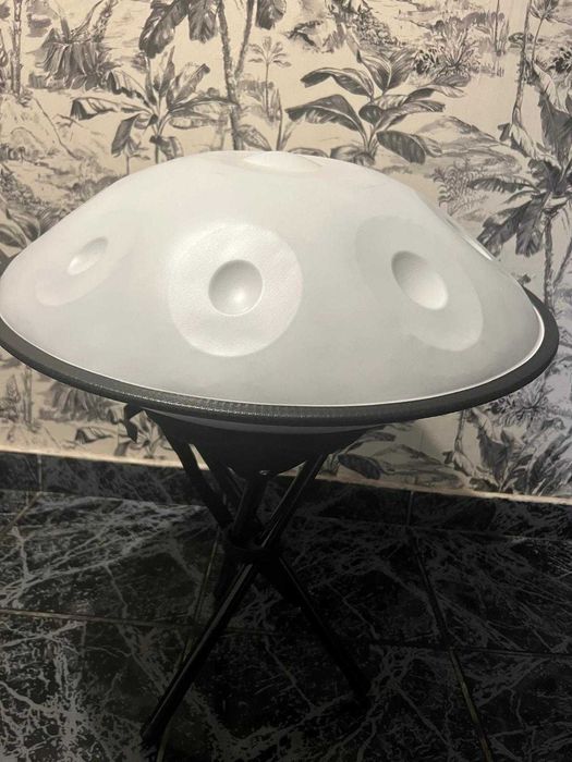 Handpan alb – 9 note în D minor – disponibil pe 440 Hz și 432 Hz