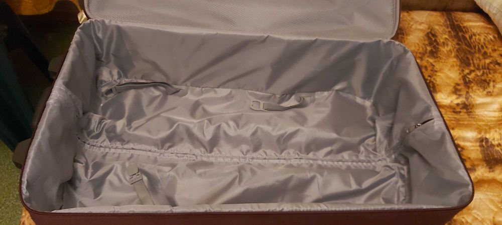 Продавам голям куфар размери 70на45на25