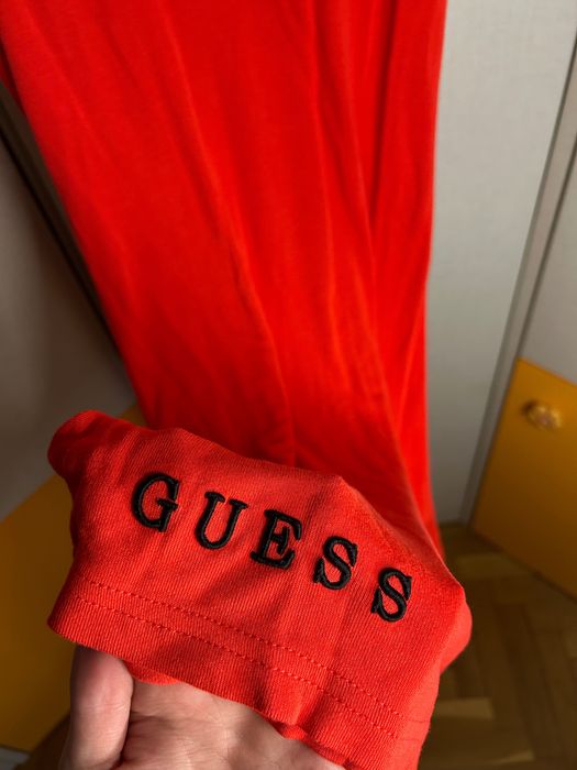 Рокля Guess в червен цвят