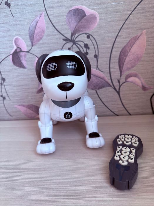 Собака робот на пульте управления