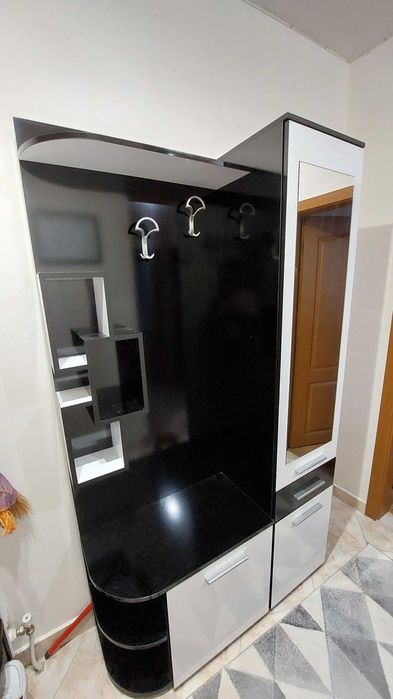 Продавам Антре / Шкаф за Коридор с Огледало и Закачалки