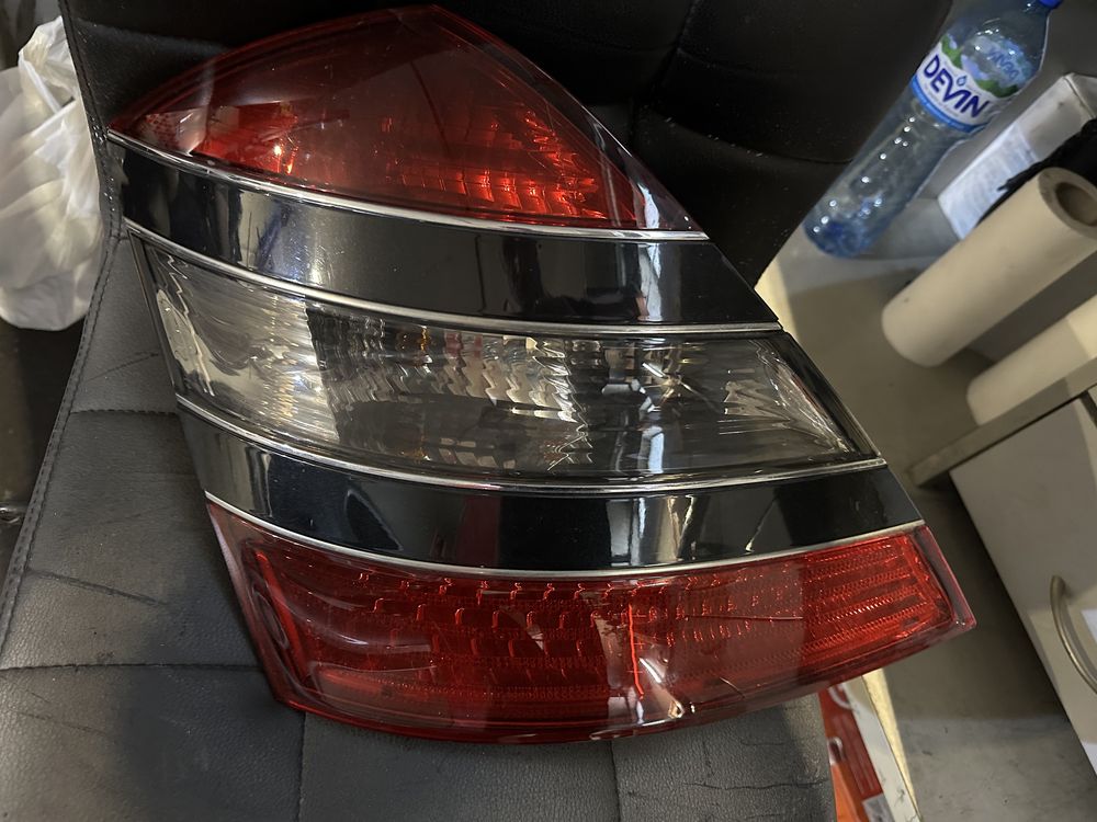 Продавам оригинален десен стоп W221 S class