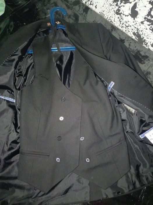 Пиджак, жилетка и галстук. Бпюки