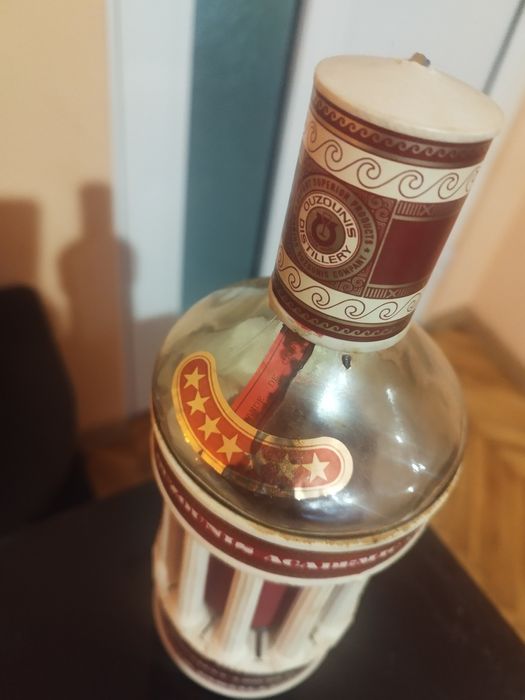 Ouzo Akademic !!!Красива стара бутилка  ,цена 300лв