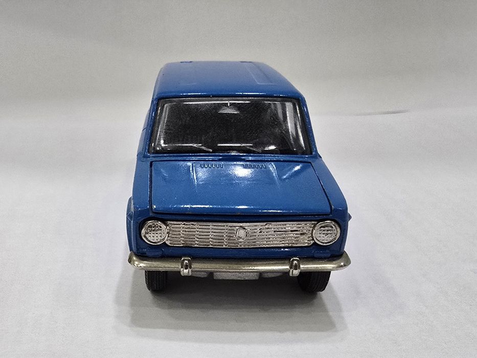 Продам модель авто ваз 2102