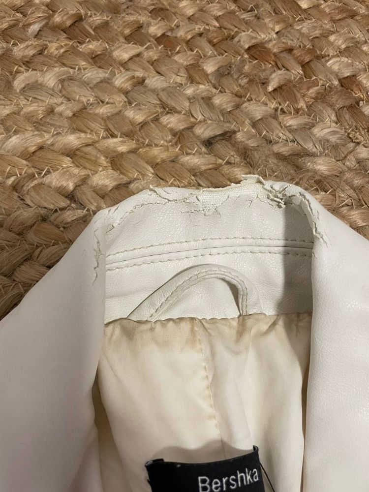 Geacă scurtă Bershka din piele ecologică albă – mărimea S/M