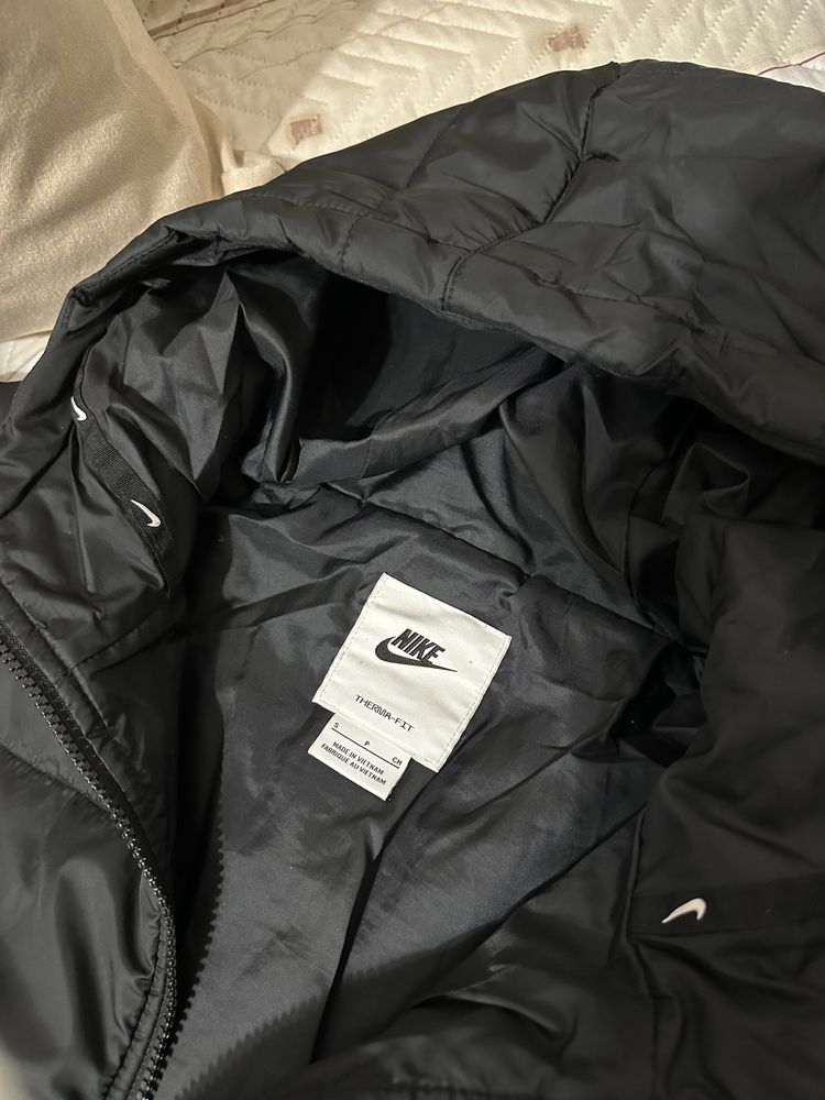 Дамско яке на Nike