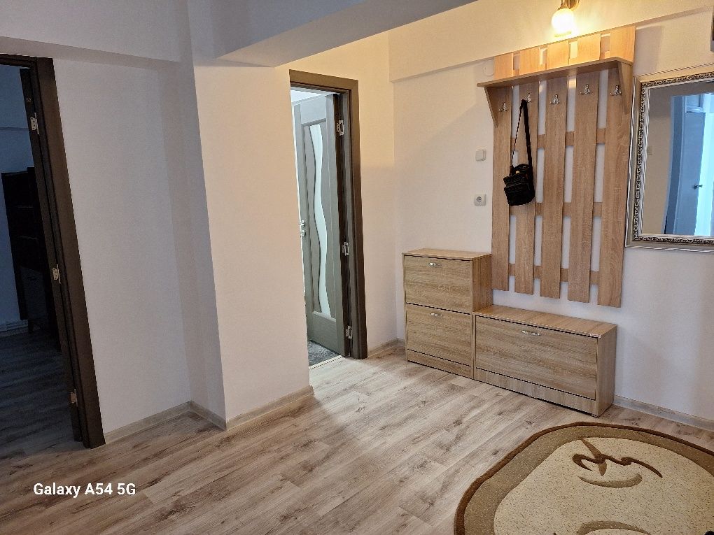 Închiriez apartament