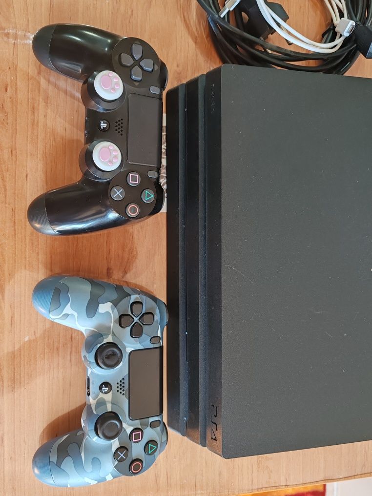 PS 4 PRO 1 TB + зарядна станция, два джойстика и игри