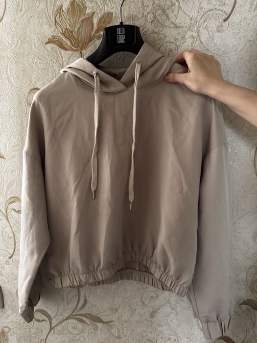 Женские худи бежевого и красного цвета