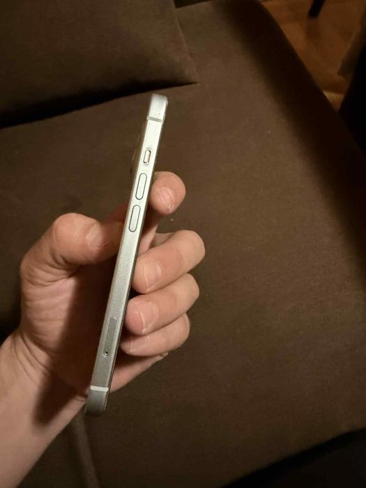 Продавам Айфон 15 - 128 гб