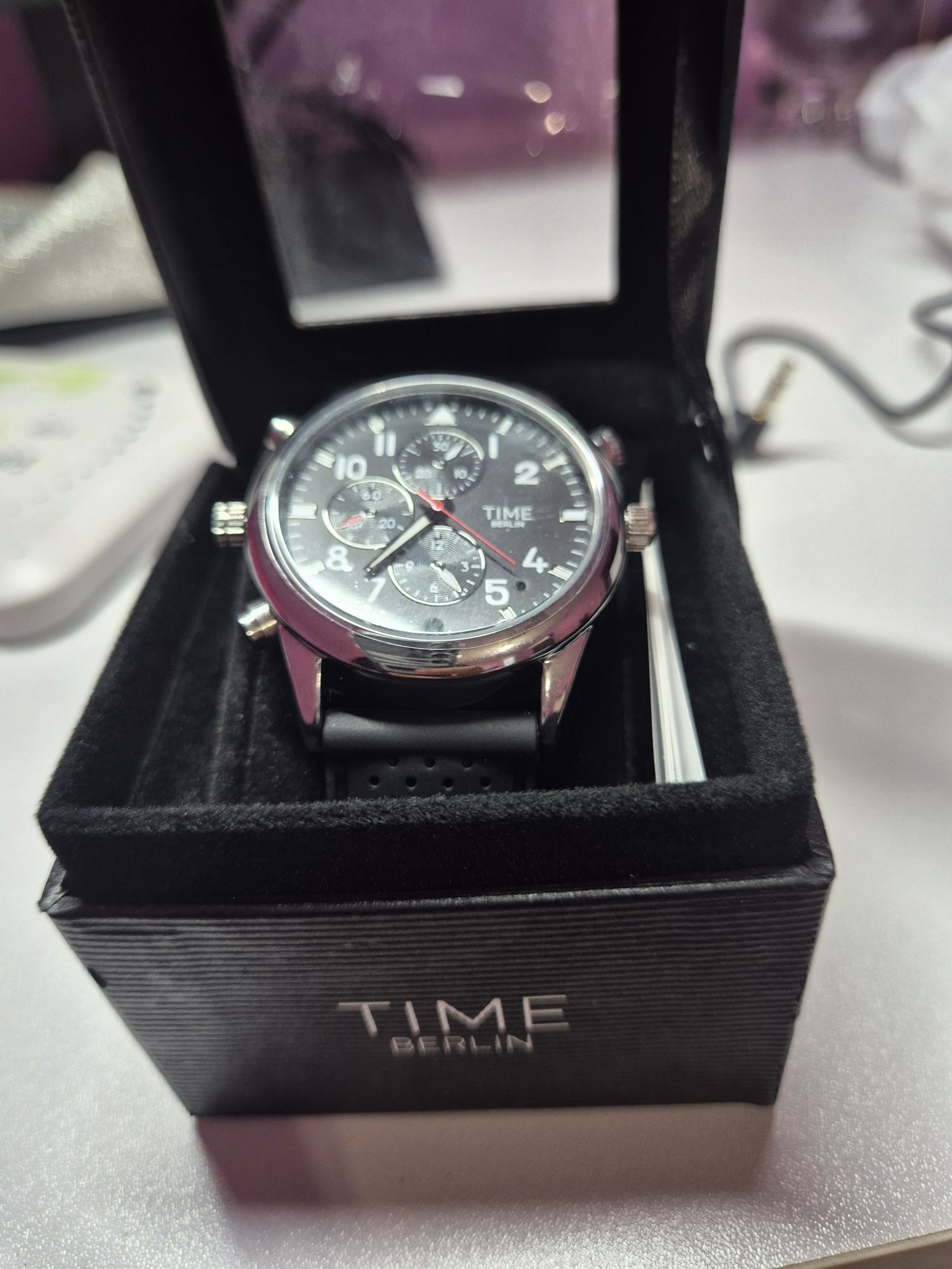 Луксозен и стилен Time Berlin 4GB, SD, часовник с мини камера и микроф