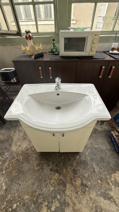 Vand chiivetă cu mobilier
