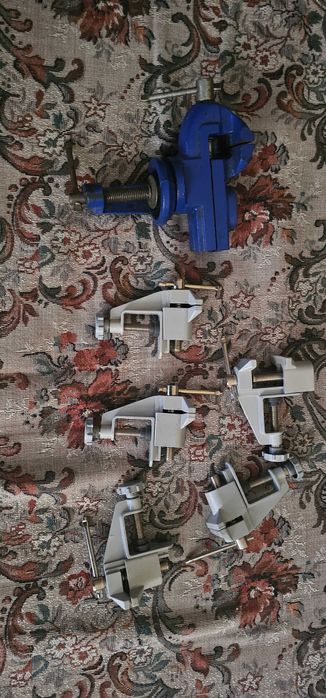 menghina de banc/masa/birou