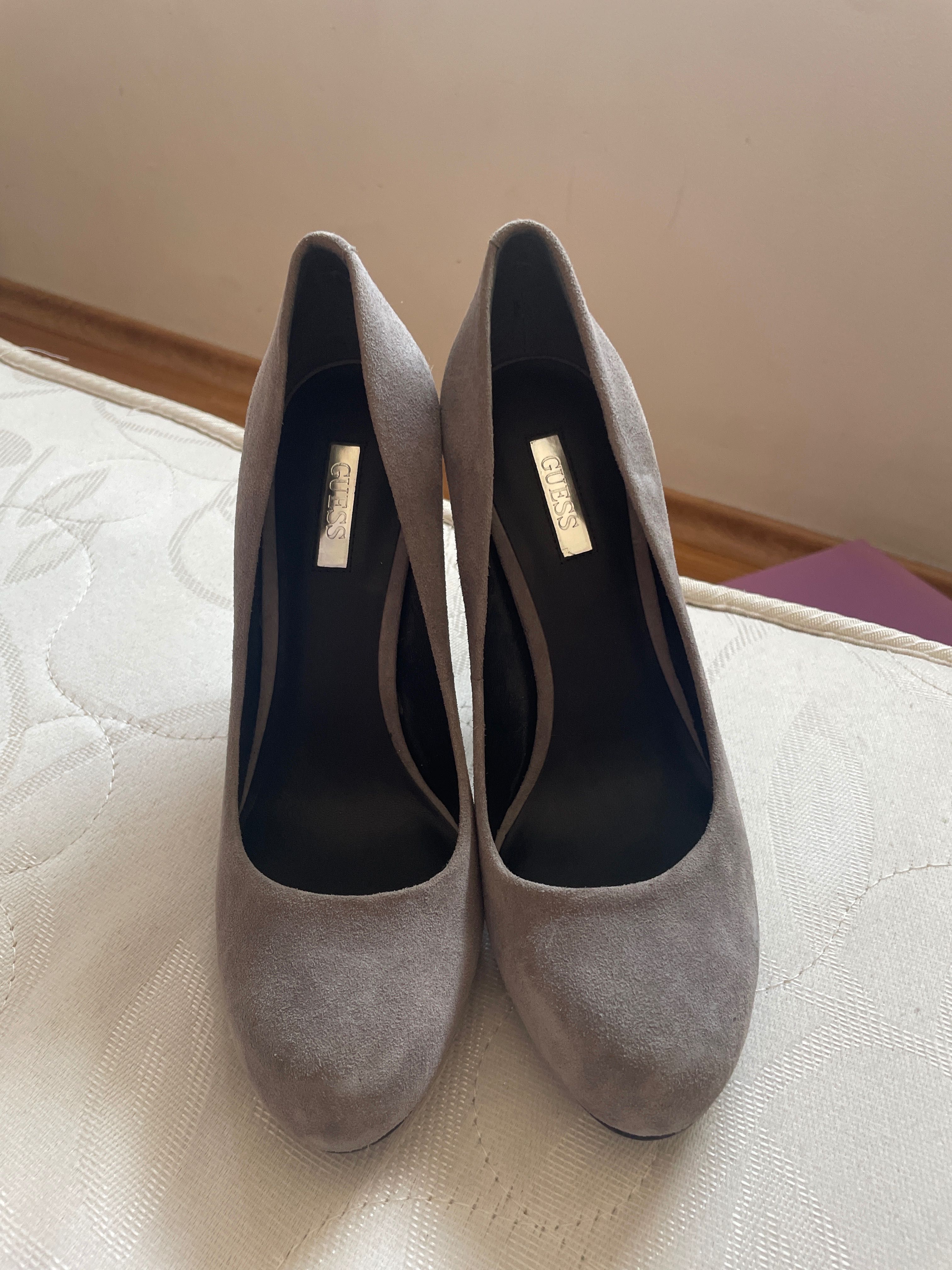 Обувки Guess чисто нови 37  2 чифта черни и сиви не са носени